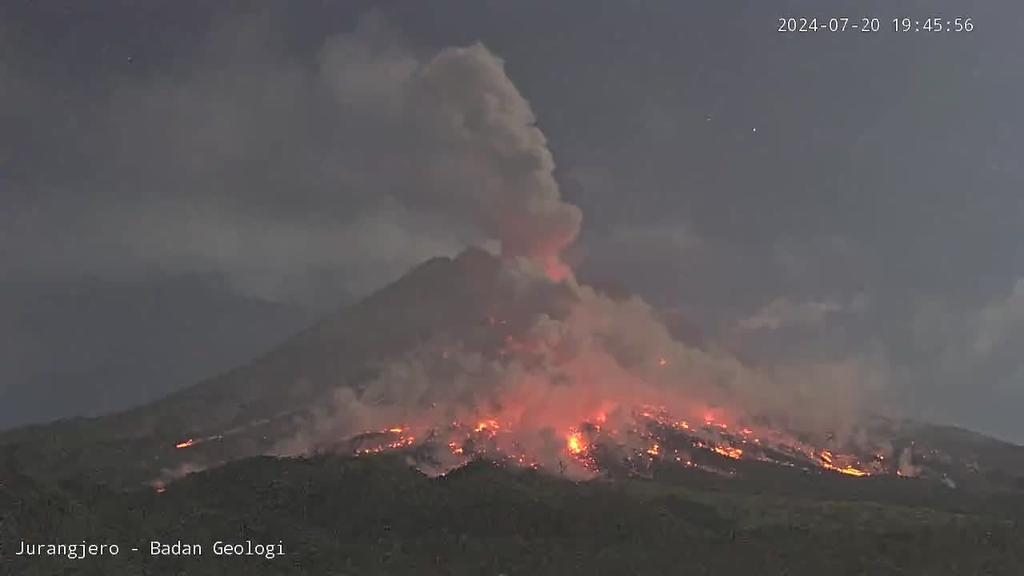 印尼默拉皮火山发生喷发 火山岩浆流向山下  第1张