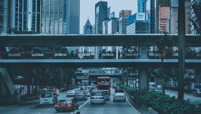 香港楼市“撤辣”半年：楼价跌回八年前，内地买家较高峰期减少近七成  第2张