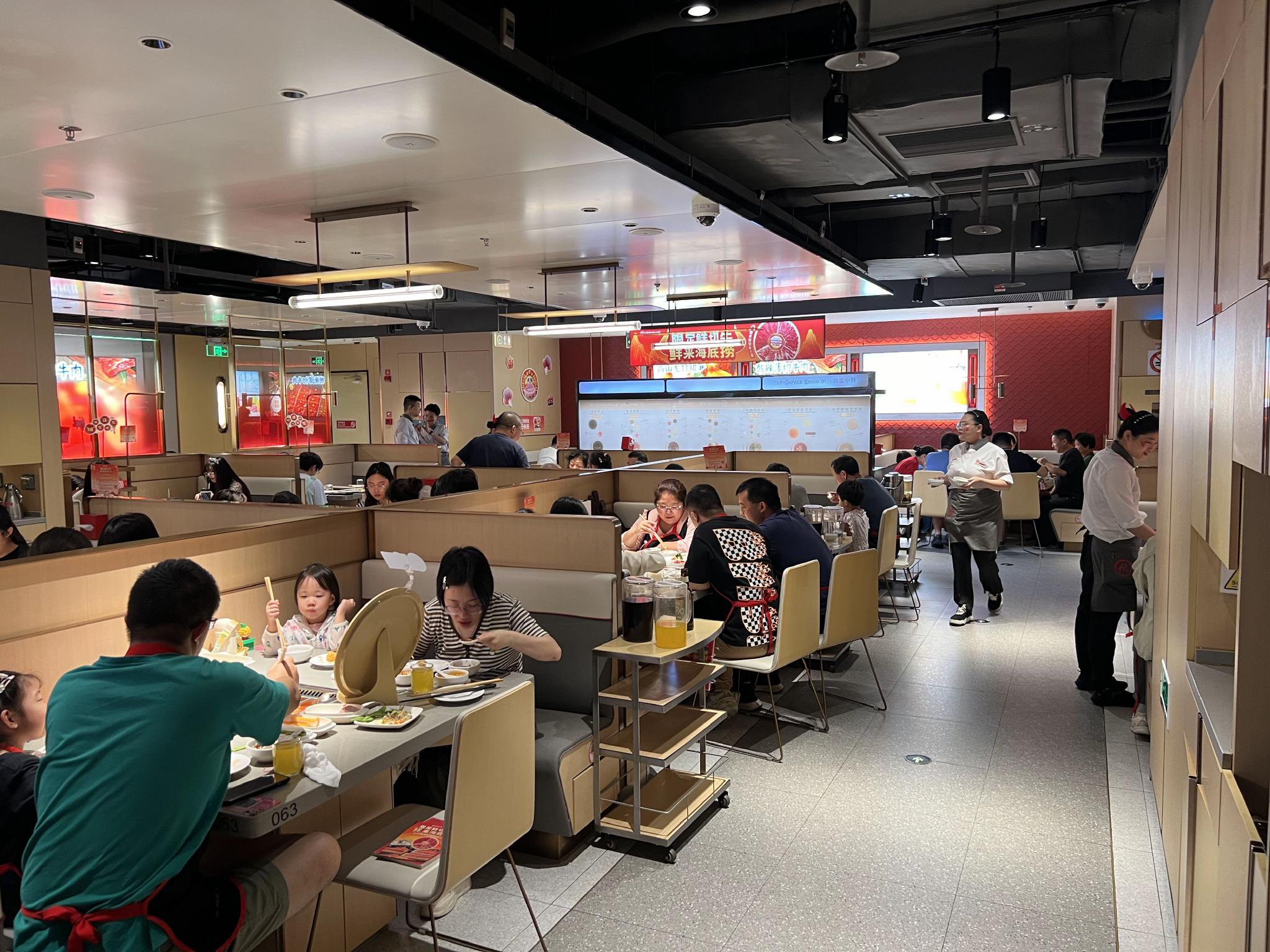 国庆餐饮市场火爆：火锅店午市客流增四成，茶饮品牌多门店爆单  第1张