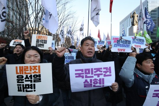 韩国戒严追踪：在野党提交弹劾尹锡悦的动议 内阁据报集体提出辞职  第1张